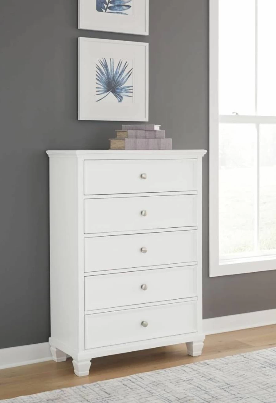 Signature Design by Ashley Fortman 5-Drawer White Dresser for Bedroom, Casual Modern Chest of Drawers
