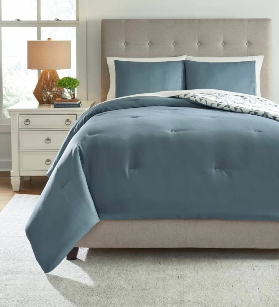 Signature Design by Ashley Adason King Size Comforter Set - Contemporary Floral Design, Soft Polyester Microfiber, White & Blue Bedding